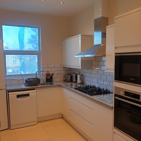 London Luxury Spacious 2 Bedroom Apartment 4 Mins From Ilford Stn. Free Parking Exteriör bild