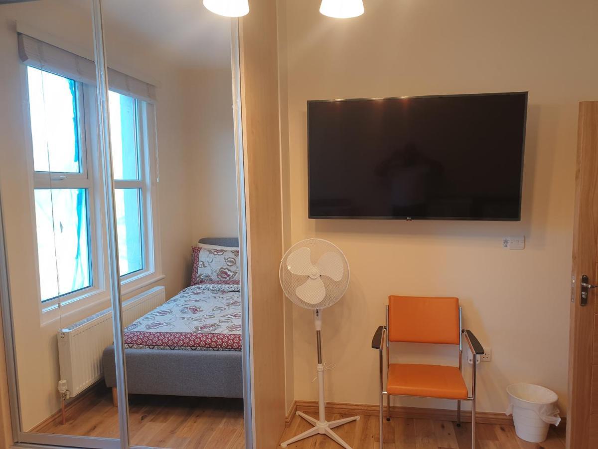 London Luxury Spacious 2 Bedroom Apartment 4 Mins From Ilford Stn. Free Parking Exteriör bild