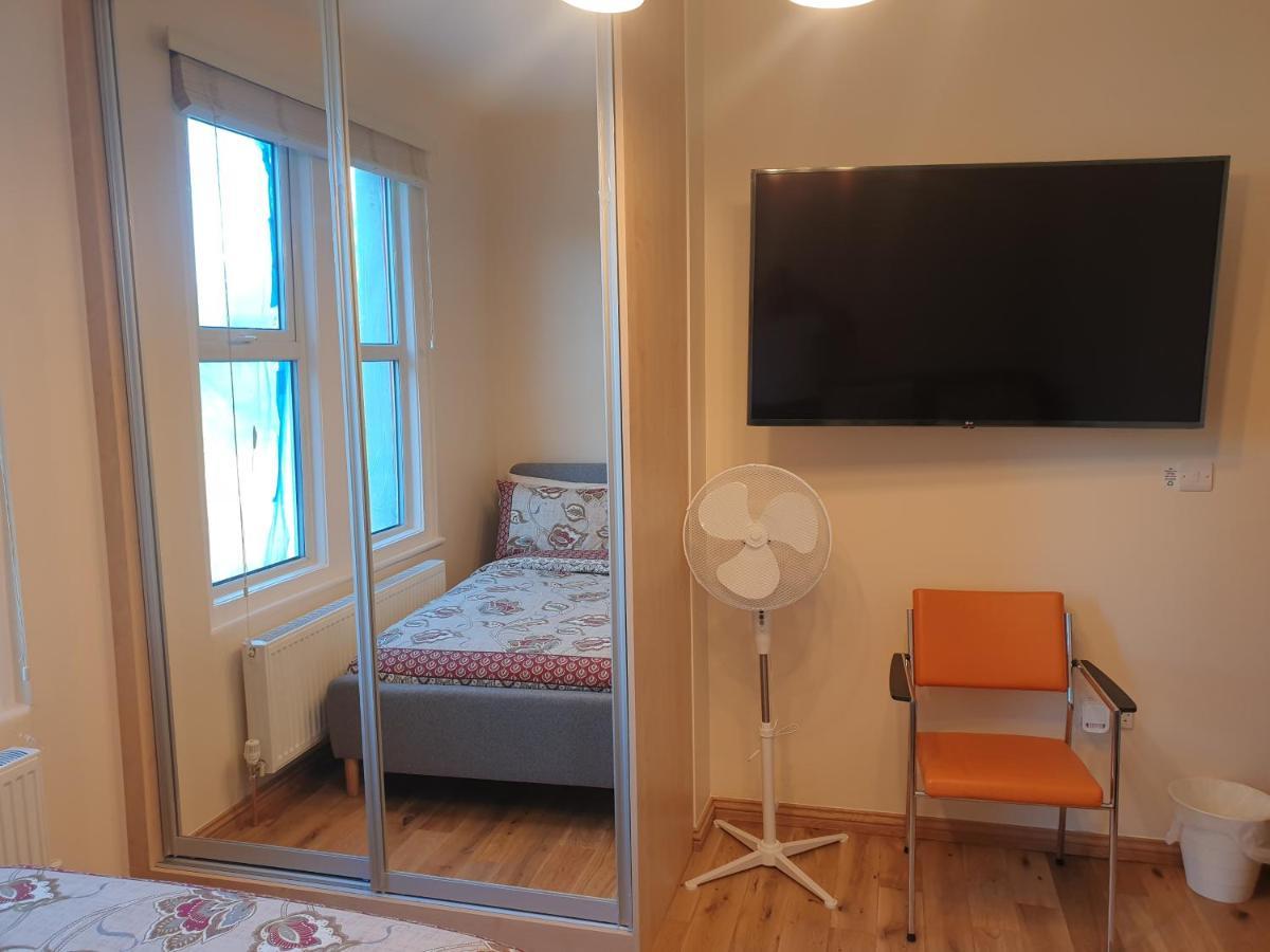 London Luxury Spacious 2 Bedroom Apartment 4 Mins From Ilford Stn. Free Parking Exteriör bild