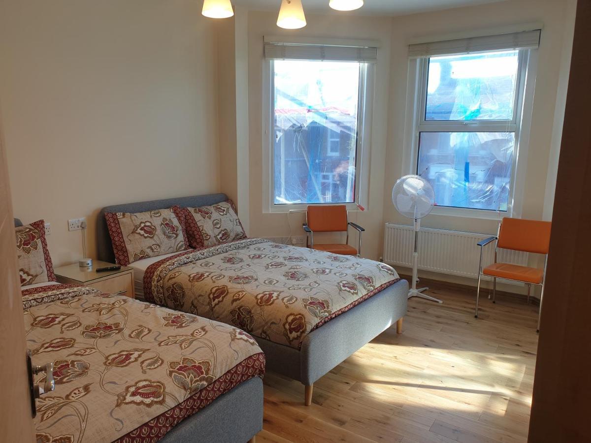 London Luxury Spacious 2 Bedroom Apartment 4 Mins From Ilford Stn. Free Parking Exteriör bild