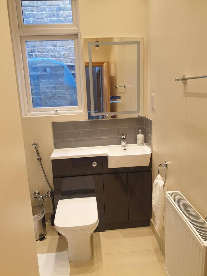 London Luxury Spacious 2 Bedroom Apartment 4 Mins From Ilford Stn. Free Parking Exteriör bild