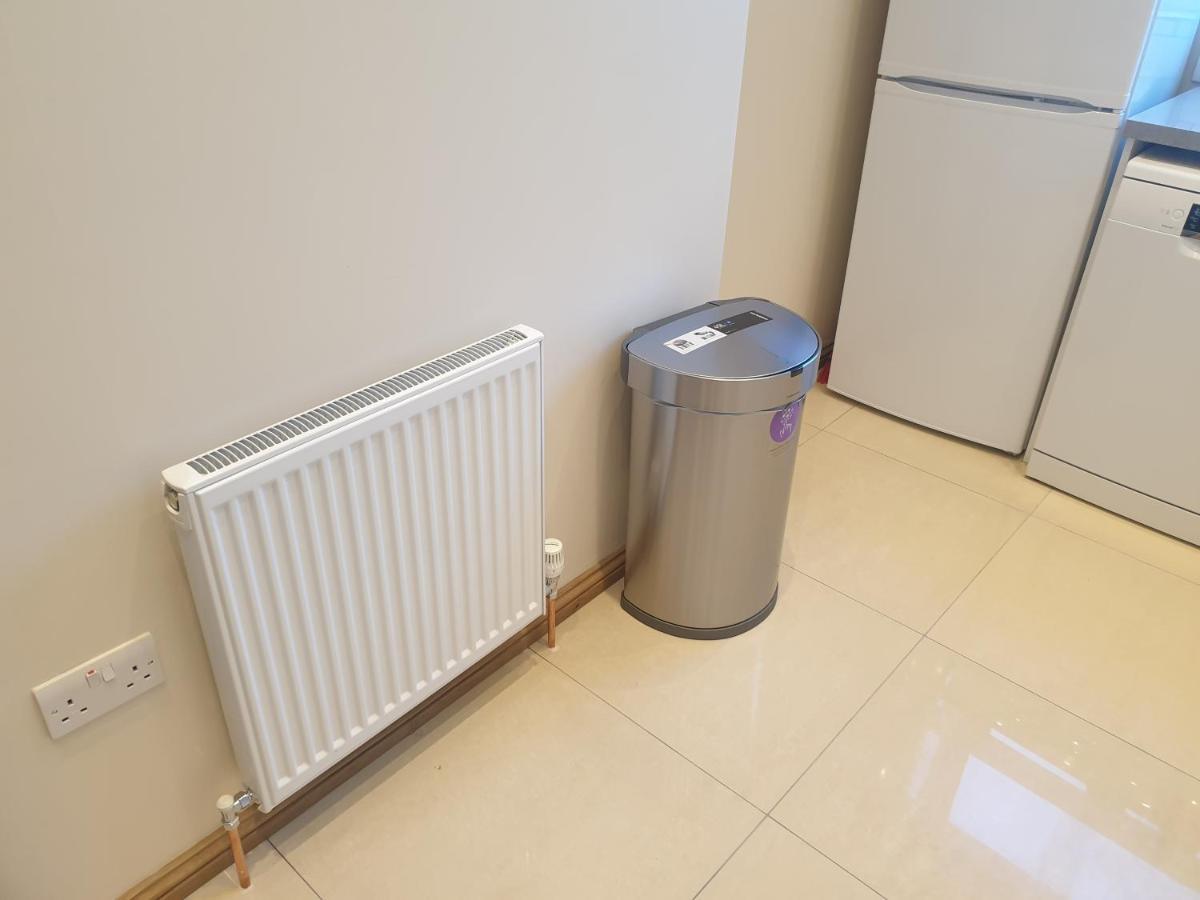 London Luxury Spacious 2 Bedroom Apartment 4 Mins From Ilford Stn. Free Parking Exteriör bild