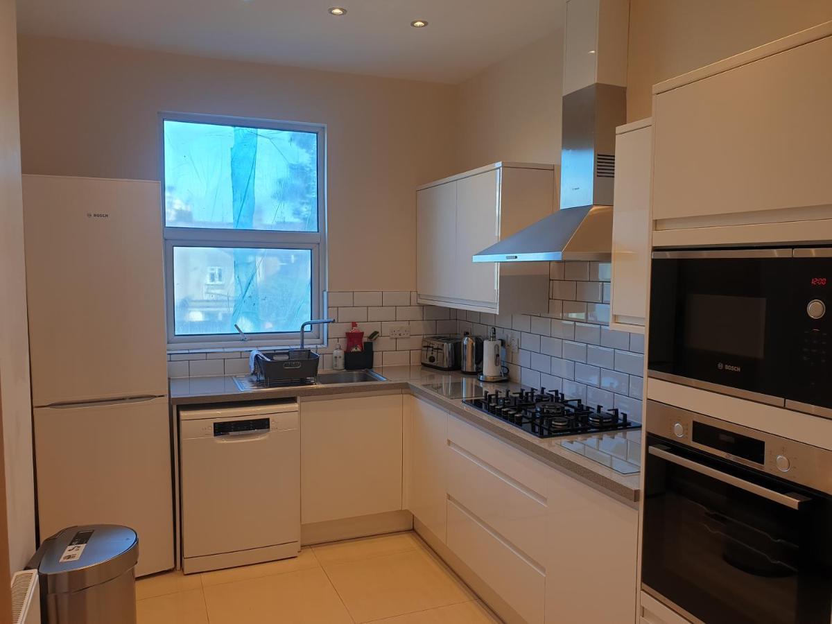 London Luxury Spacious 2 Bedroom Apartment 4 Mins From Ilford Stn. Free Parking Exteriör bild