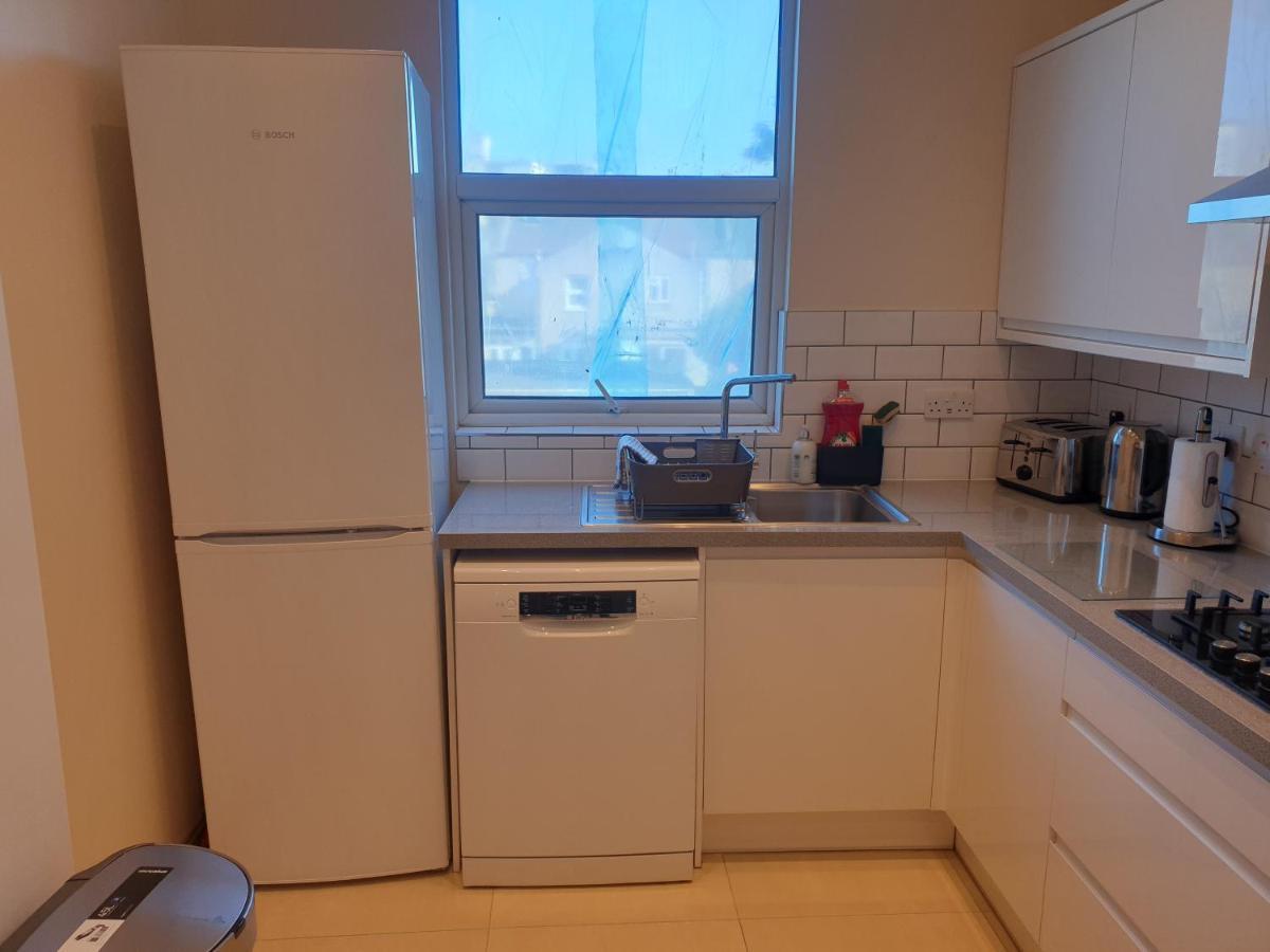 London Luxury Spacious 2 Bedroom Apartment 4 Mins From Ilford Stn. Free Parking Exteriör bild